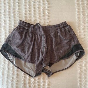 lululemon hotty hot low rise shorts 2.5” size 8
